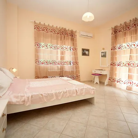 Crystal Blue Hotel, מלון דירות
