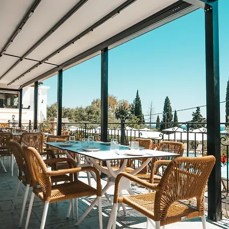 Crystal Blue Hotel, Barbati