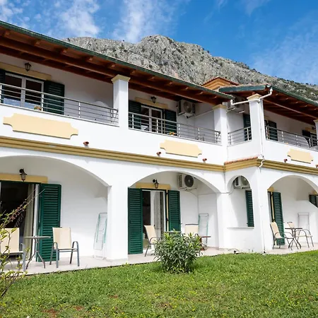 Crystal Blue Hotel, 公寓式酒店 4*