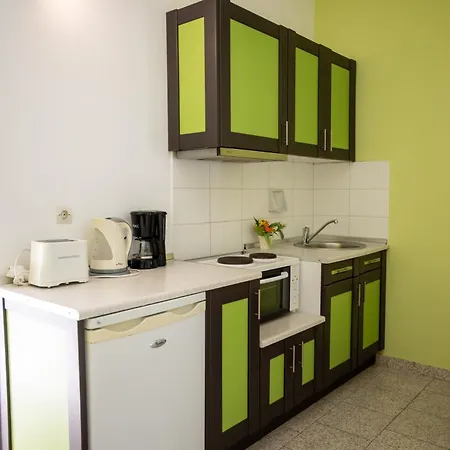 Crystal Blue Hotel, Barbati