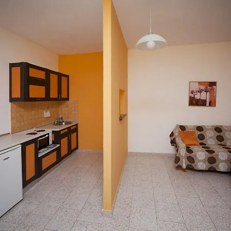 Crystal Blue Hotel, 3* בארבאטי